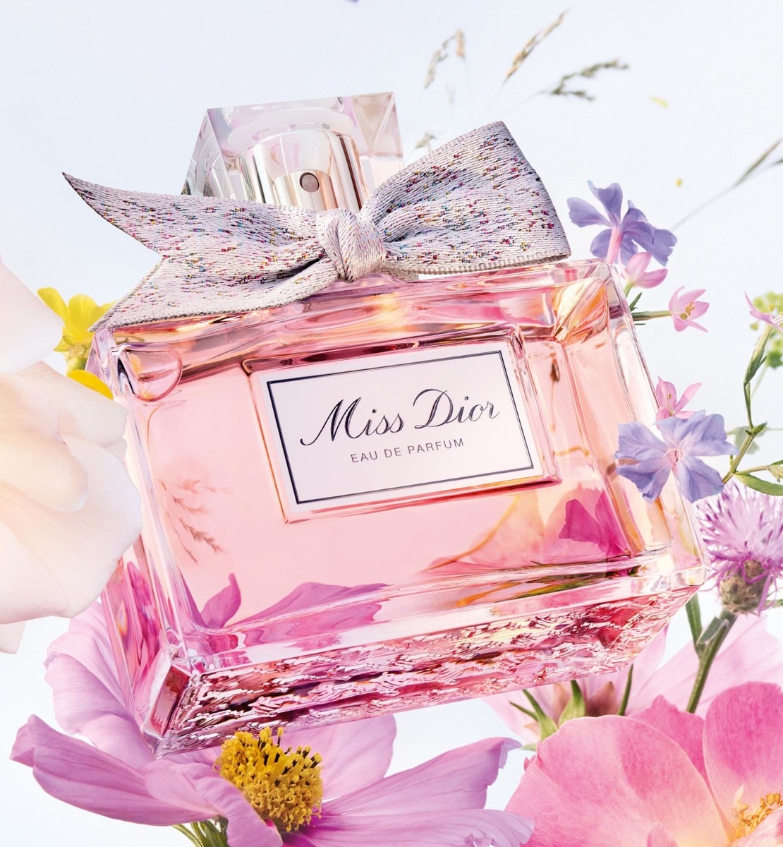 Miss Dior Eau de Parfum on flowers and a tree trunk