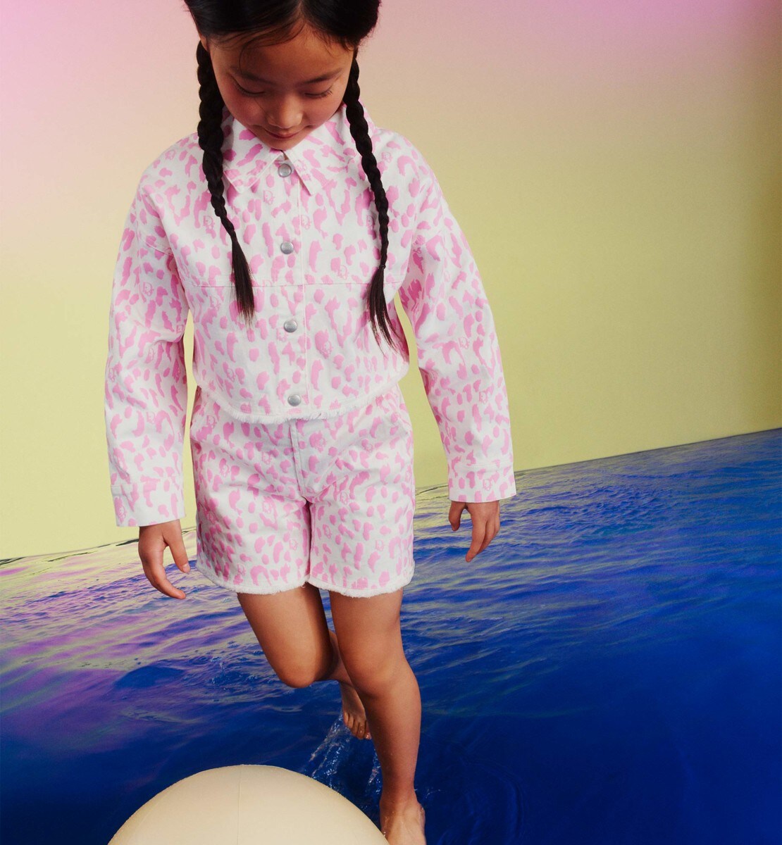 Veste courte enfant Gabardine de coton ivoire imprimé léopard et Dior Oblique rose pop