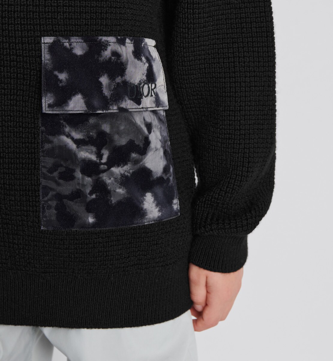 Pull enfant Maille de laine noire et toile technique floquée noire et grise à effet Camouflage