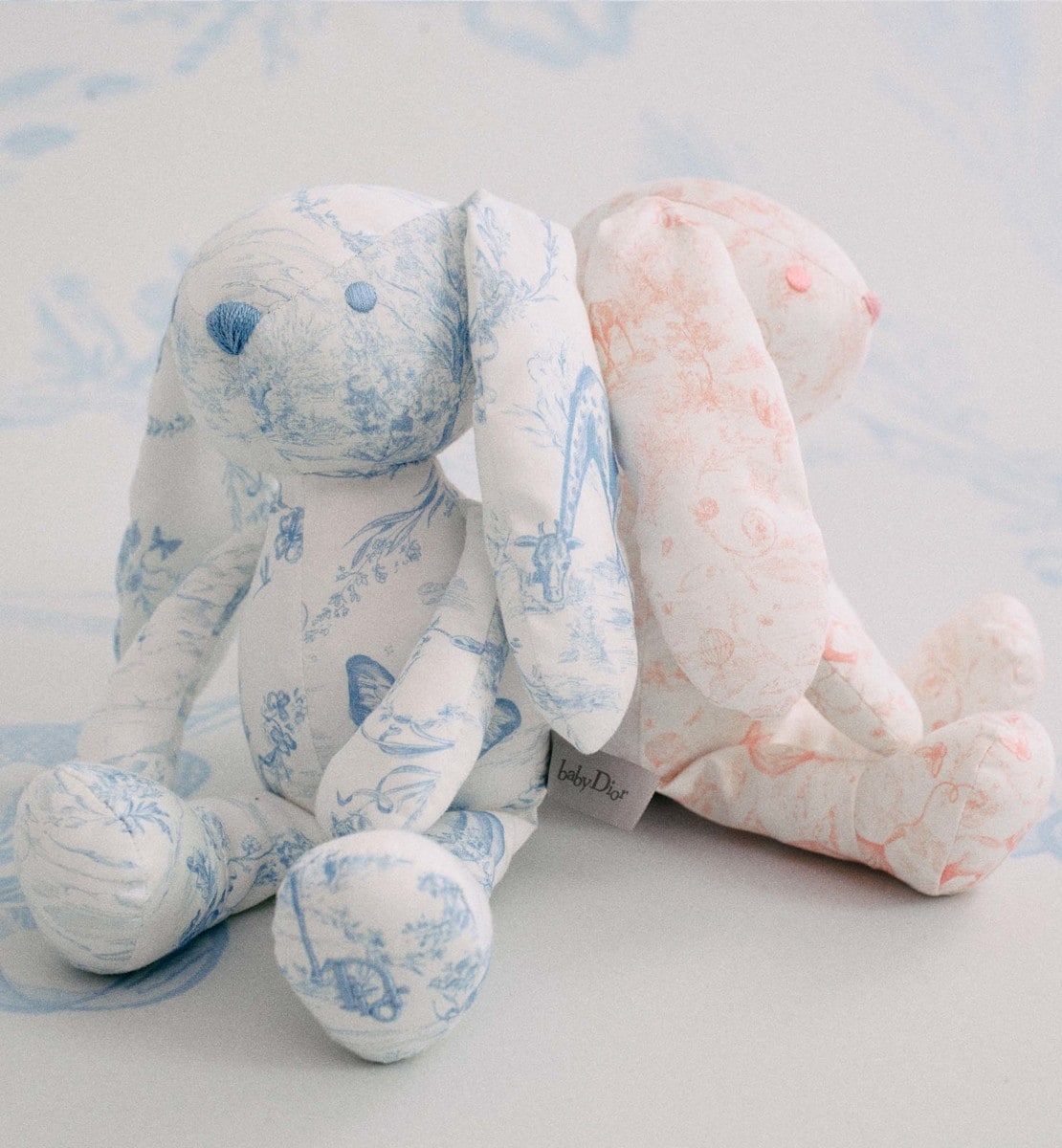 Peluche lapin Satin de coton blanc imprimé Toile de Jouy bleu ciel