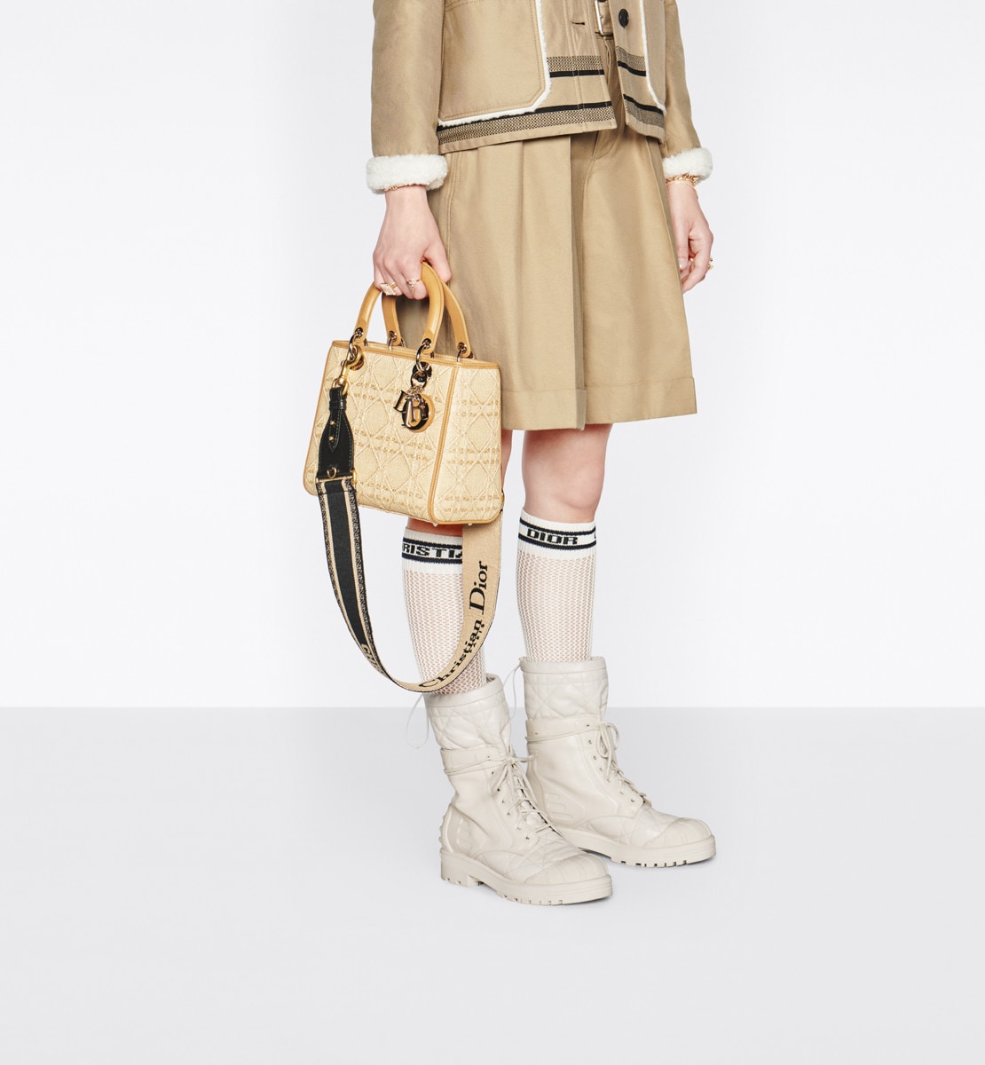 Sac Lady Dior Medium Raphia Cannage couleur naturel