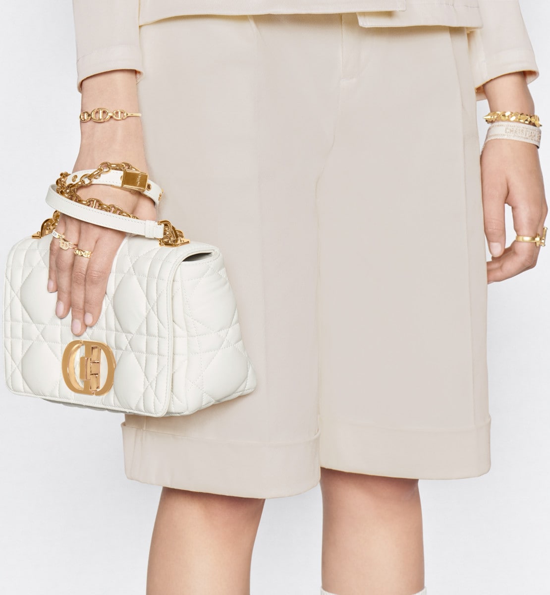 Sac Dior Caro Medium Cuir de veau Macrocannage matelassé mat couleur latte