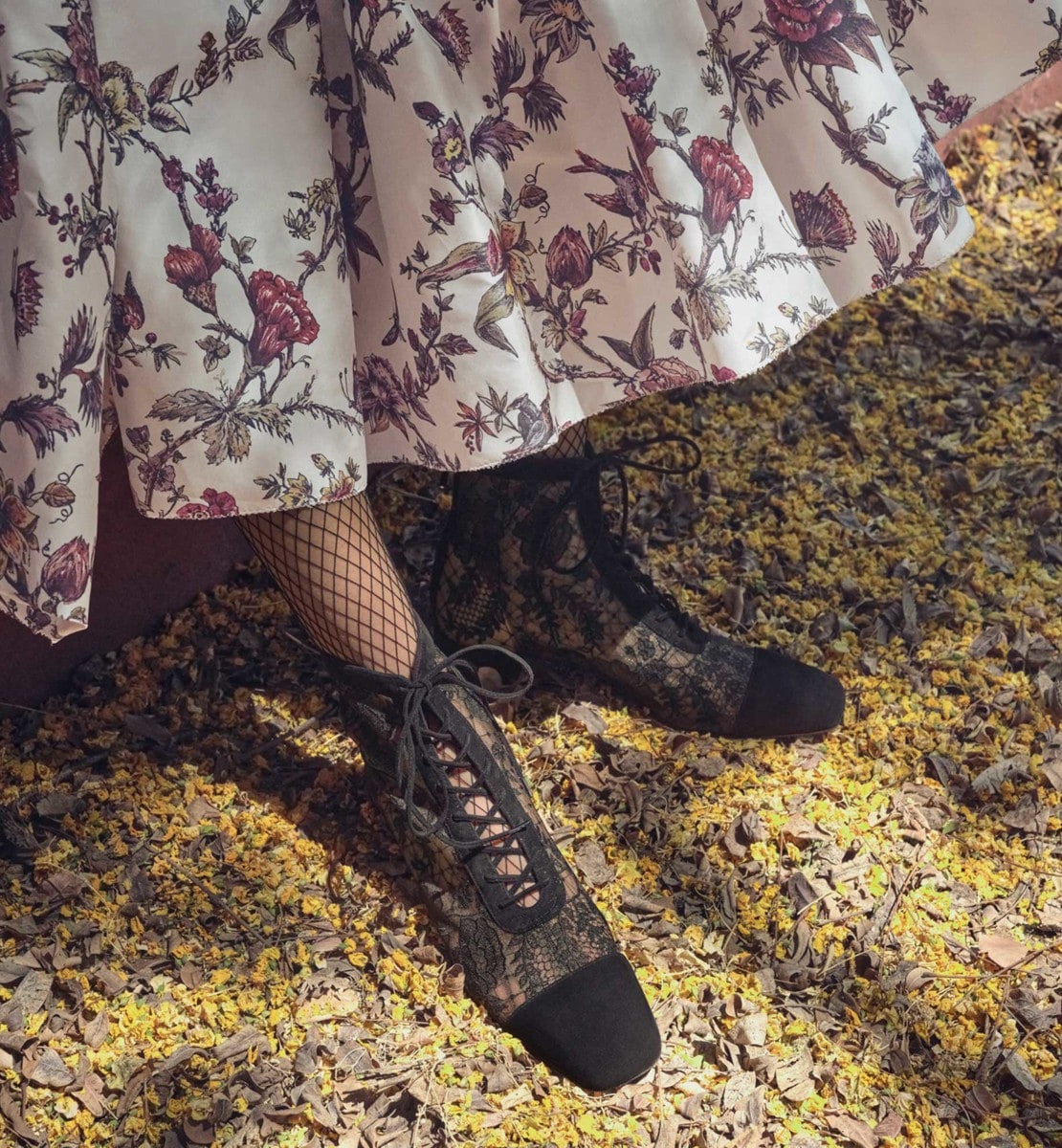 Bottine Naughtily-D Résille transparente brodée du motif Dior Roses et veau velours noirs