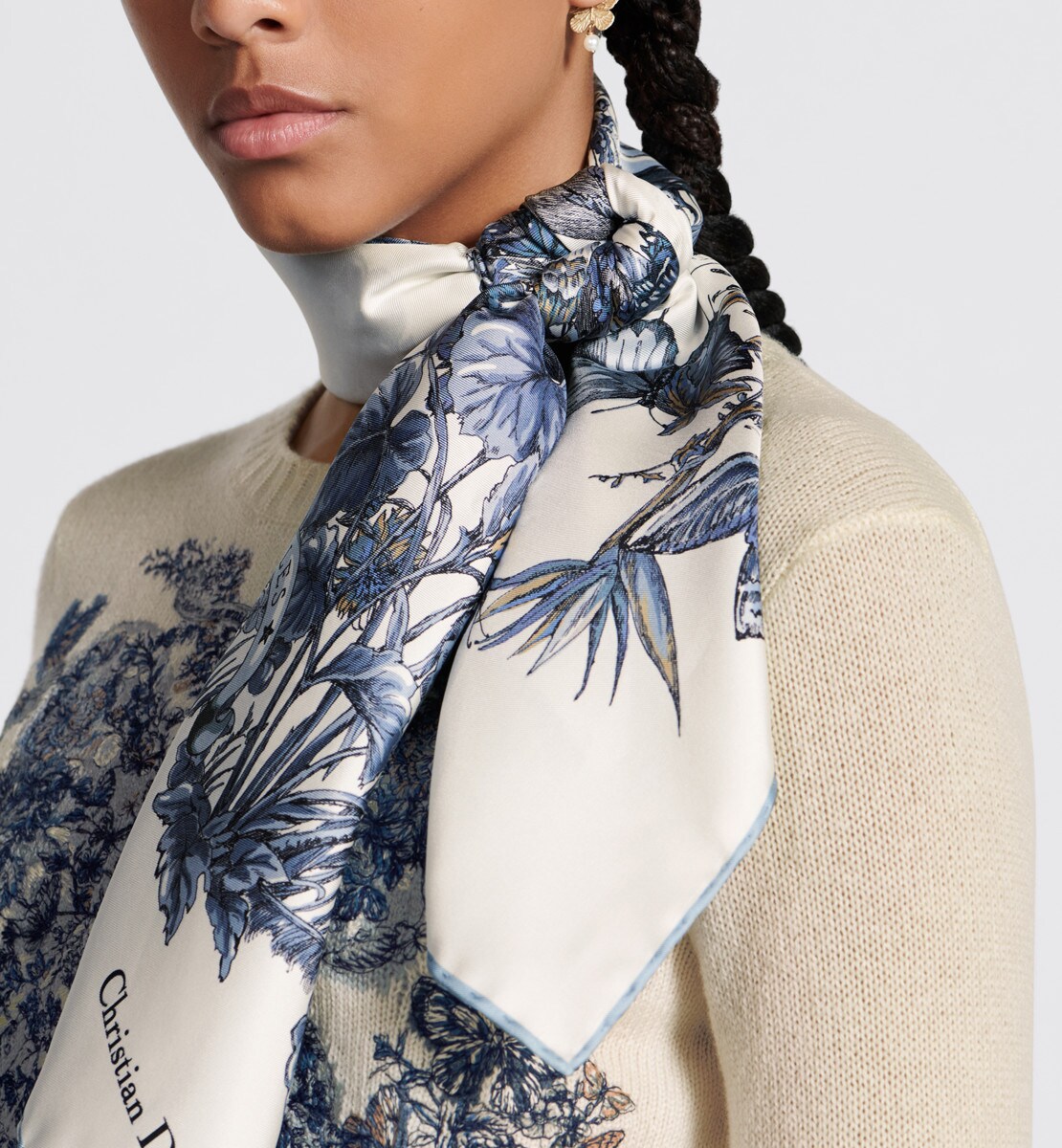 Carré 90 Butterfly Around the World Twill de soie blanc et bleu nuit pastel