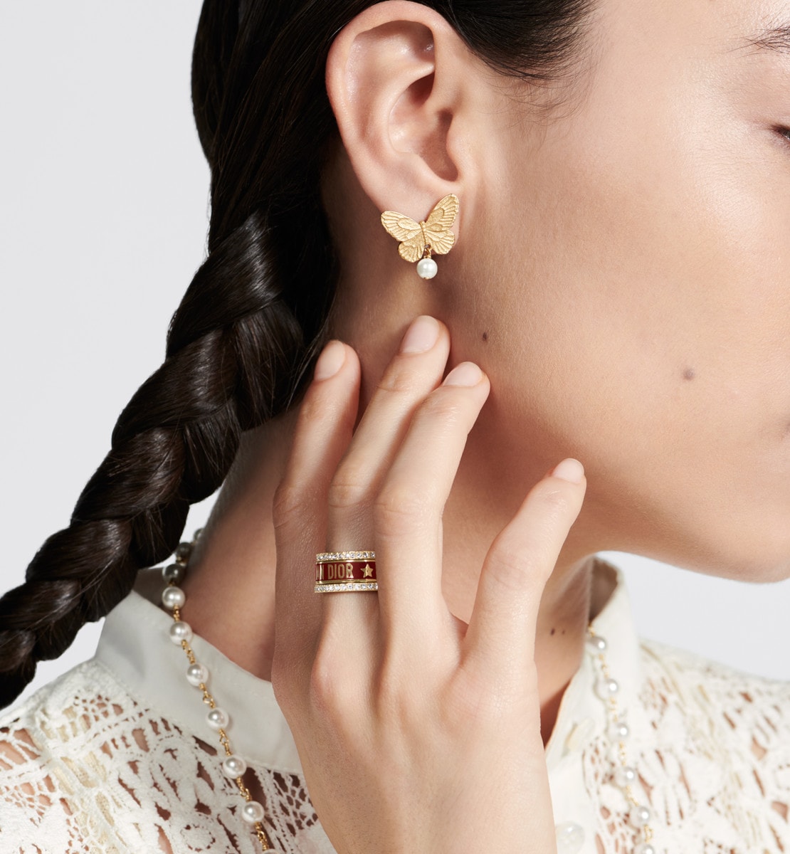 Boucles d'oreilles Dior Métamorphose Métal finition doré mat et perle en résine blanche