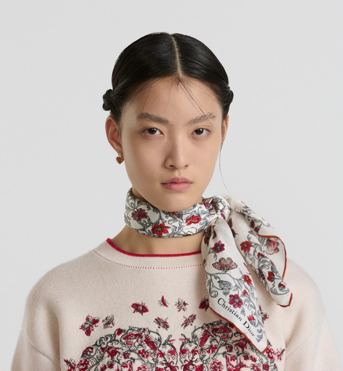 Carré 70 Cœur des Curiosités Dioramour Twill de soie ivoire et rouge
