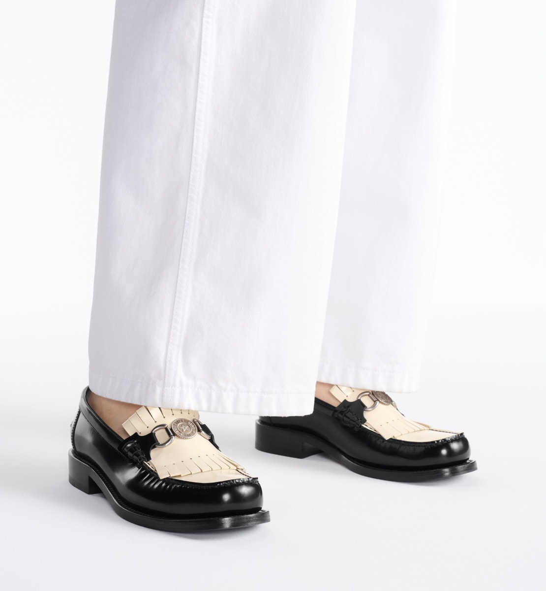 Mocassin Dior Emblem Cuir de veau brossé noir et blanc