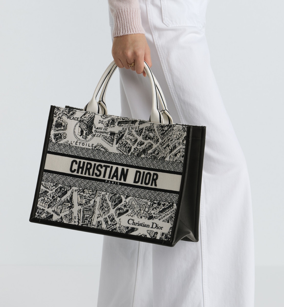 Sac Dior Book Tote Medium Broderie Plan de Paris blanche et noire et cuir de veau noir
