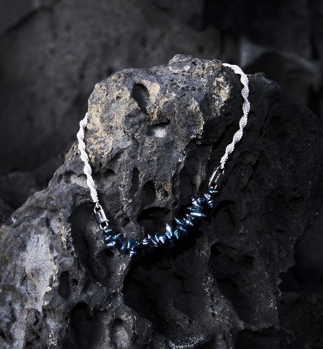 Collier Polyester recyclé beige, laiton argenté et résine bleu iridescent