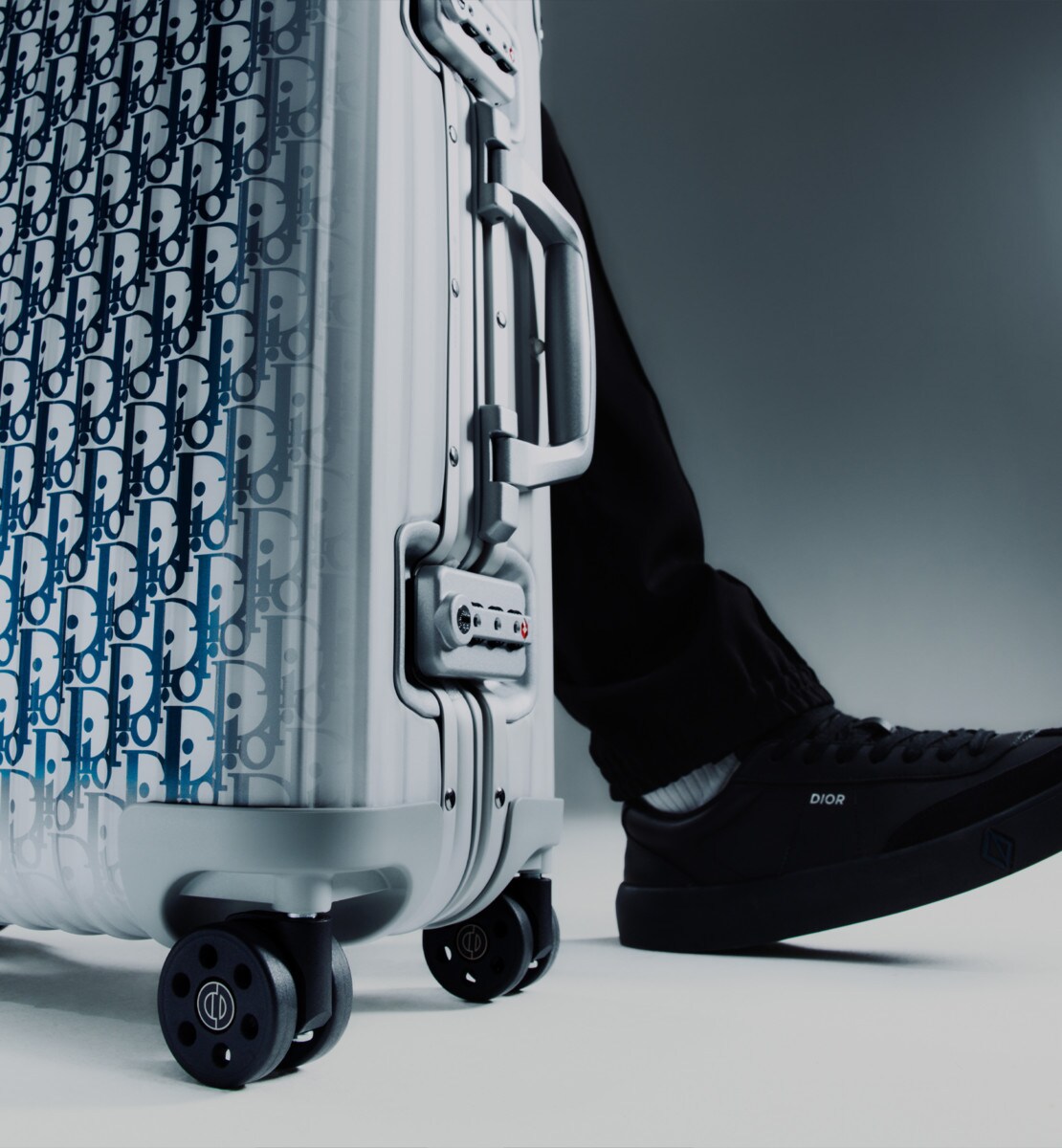 Valise cabine DIOR AND RIMOWA Aluminium Dior Oblique dégradé bleu