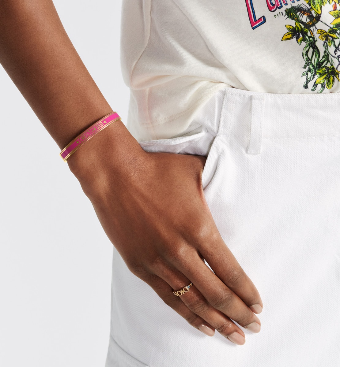Bracelet jonc Dior Code Métal finition dorée et laque Rani Pink