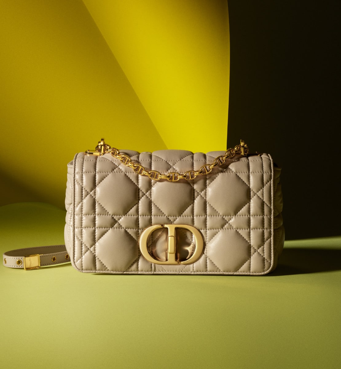 Sac Dior Caro Medium Cuir de veau Macrocannage matelassé couleur sable