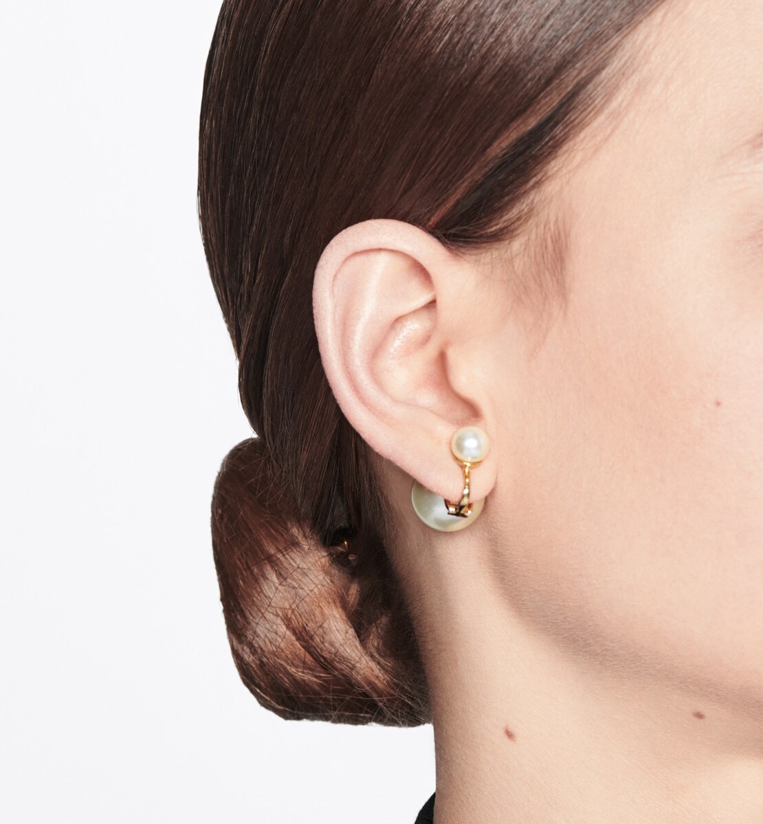 Boucles d'oreilles clip Dior Tribales Métal finition dorée et perles en résine blanche