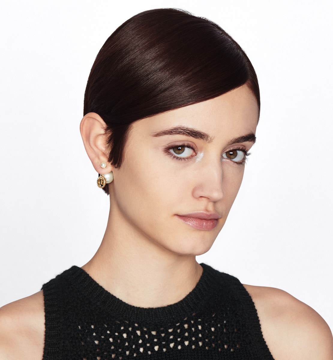 Boucles d'oreilles Dior Tribales Métal finition dorée, perles en résine blanche et cristaux argentés