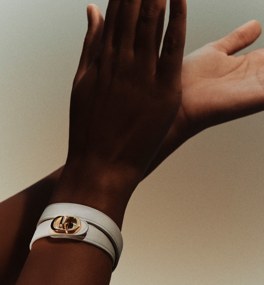 Bracelet double tour 30 Montaigne Cuir de veau couleur latte et métal finition dorée