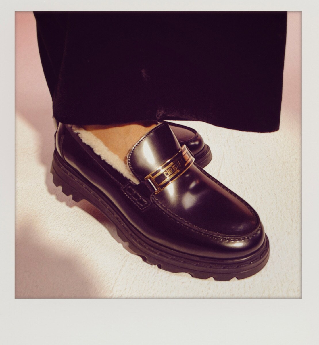 Mocassin Dior Code Cuir de veau brossé noir et peau lainée de mouton blanche