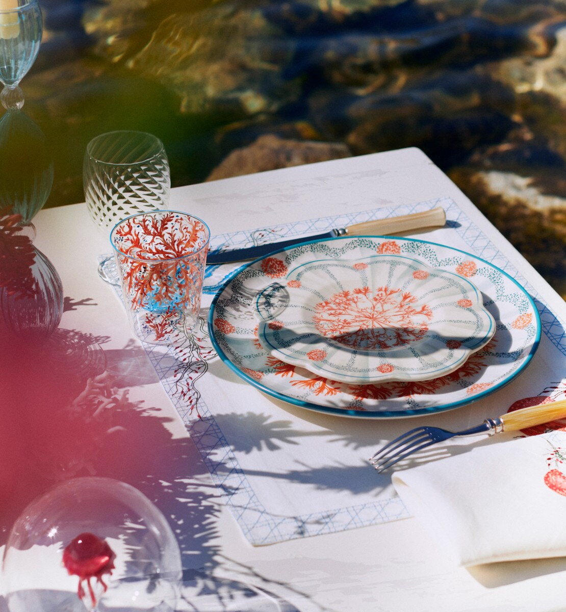 Verre peint main Méditerranée, bleu et rouge