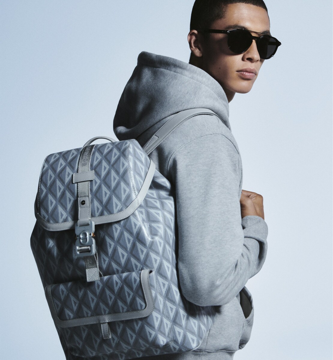 Sac à dos Dior Hit The Road Toile CD Diamond et cuir de veau lisse gris Dior