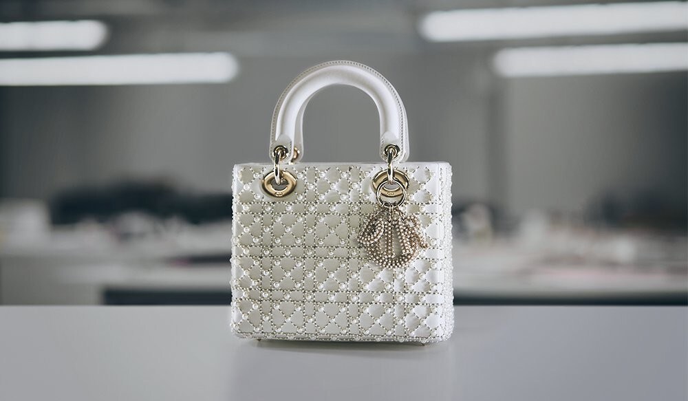LADY DIOR 珠饰藤格纹的精湛工艺