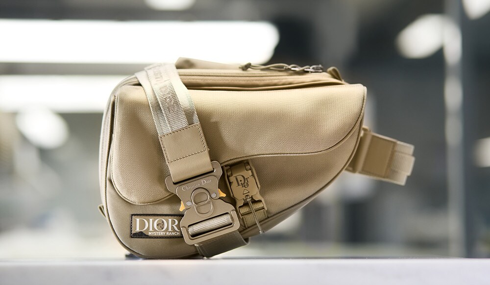 DIOR x MYSTERY RANCH 马鞍包精湛工艺揭秘