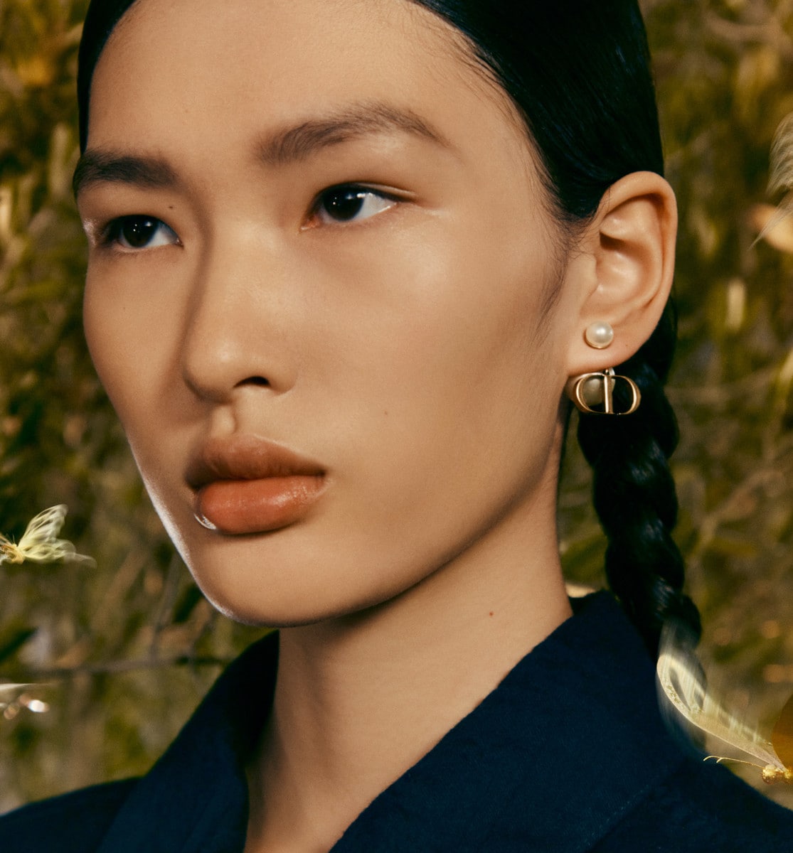 Boucles d'oreilles Dior Tribales Métal vieilli finition dorée et perles en résine blanche