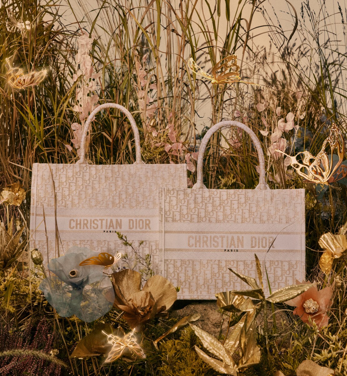 Sac Dior Book Tote Medium Broderie Dior Oblique blanc et doré
