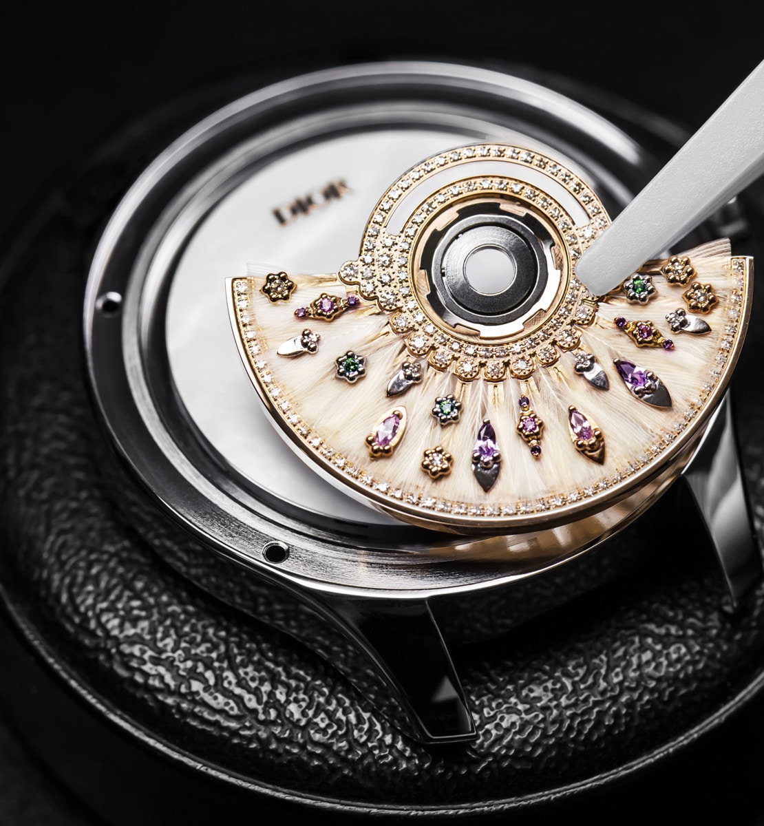 Dior Grand Bal Plumes Précieuses Pastel Ø 36 mm, mouvement automatique, acier, or rose, nacre, saphirs, tsavorites, améthystes et diamants