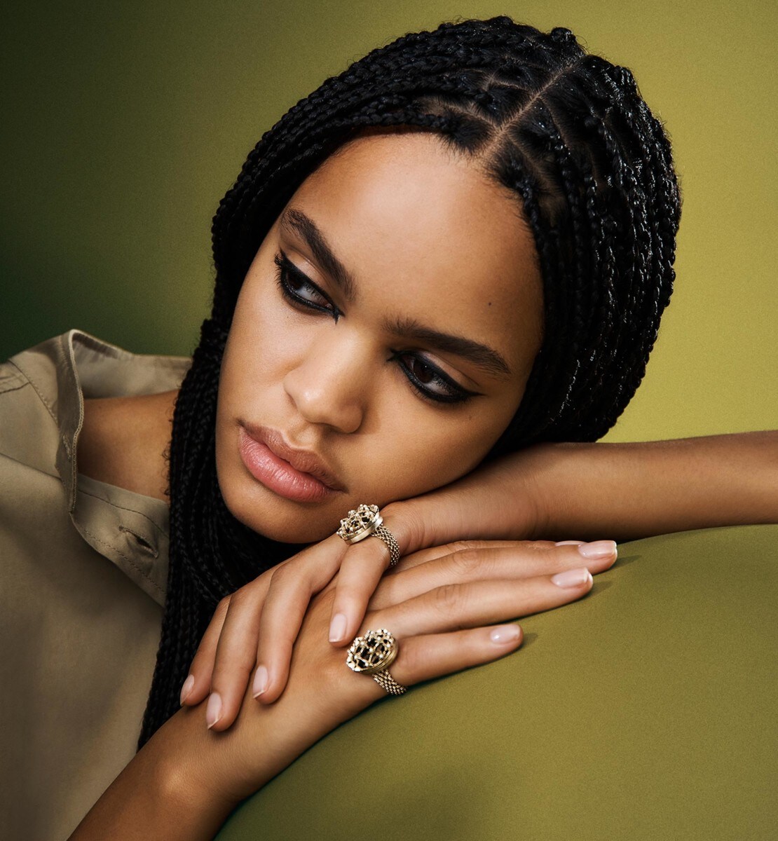 Bague Grand Bal Métal finition dorée, perles en résine blanche et laque noire