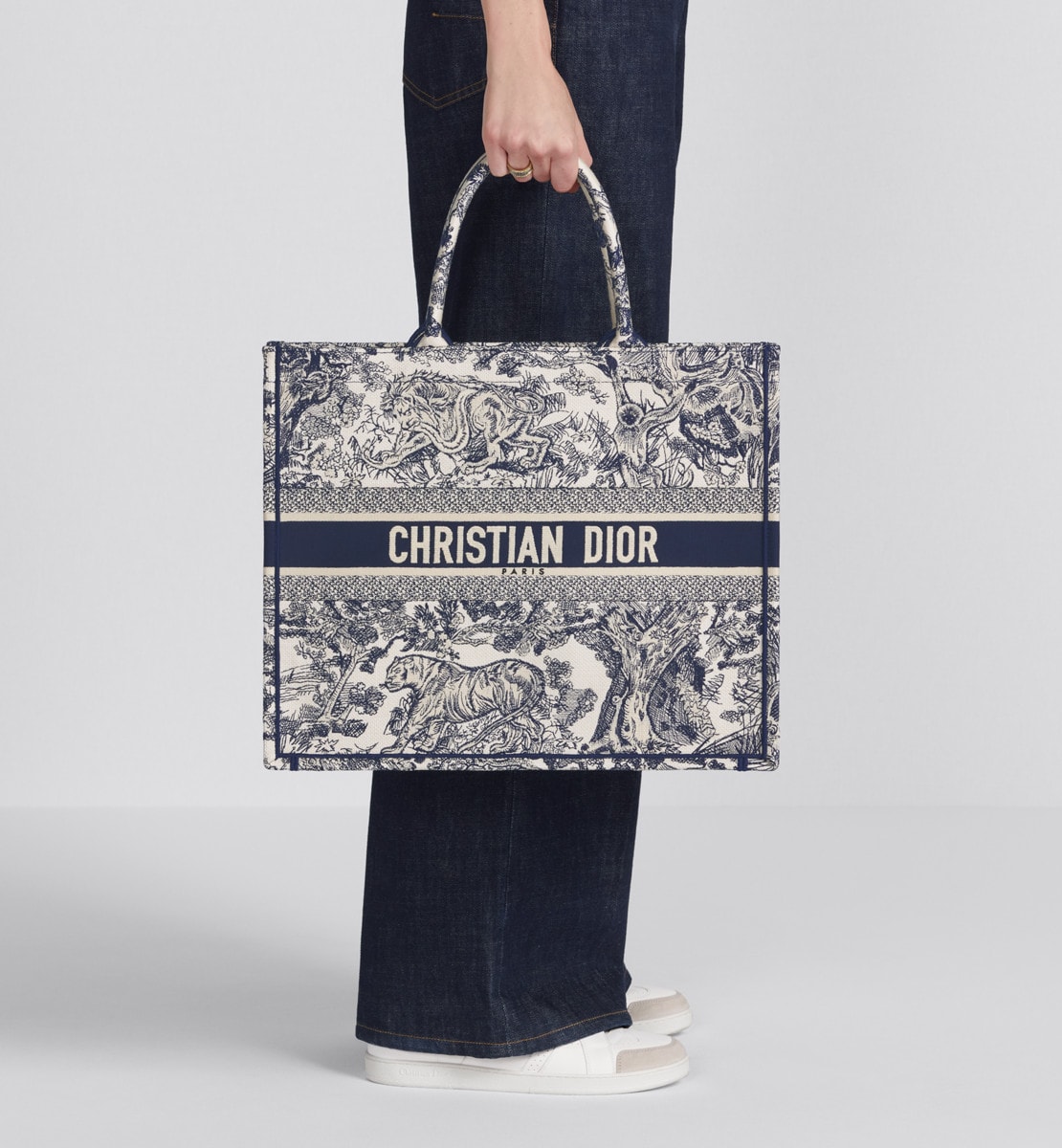 Sac Dior Book Tote Medium Broderie Toile de Jouy écrue et bleue