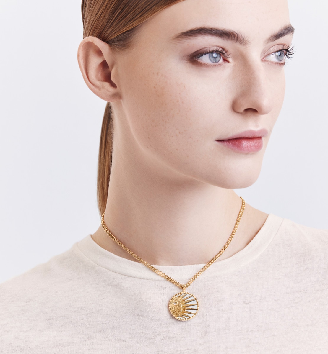 Collier Rose des Vents Or jaune, diamants, nacre et onyx