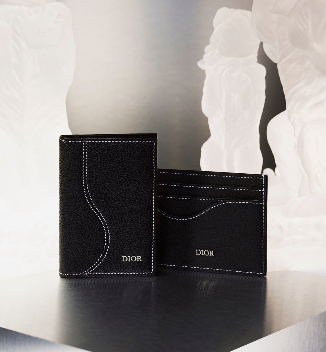 Porte-cartes à deux volets Saddle Marqueterie de cuir de veau grainé noir