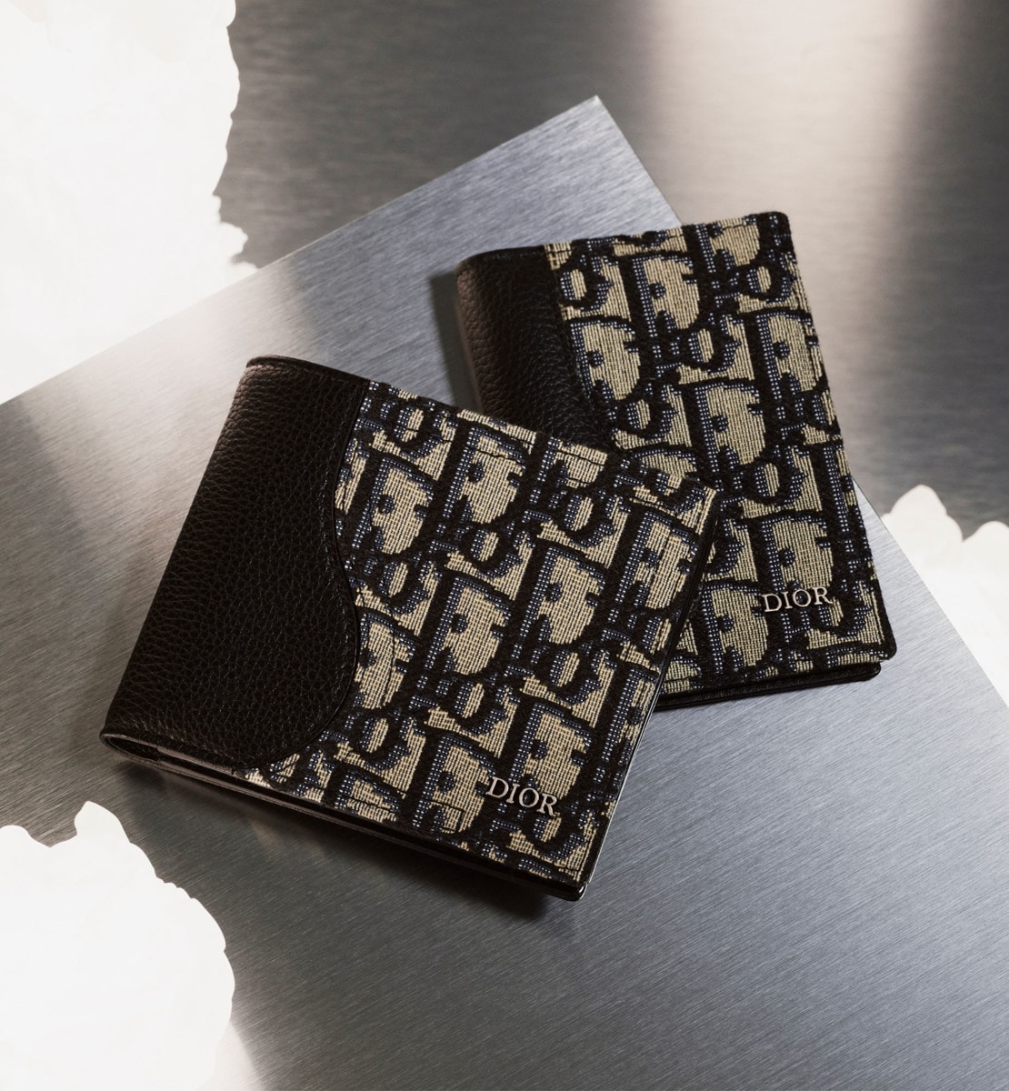 Porte-cartes à deux volets Saddle Marqueterie de cuir de veau grainé noir et toile jacquard Dior Oblique beige et noir