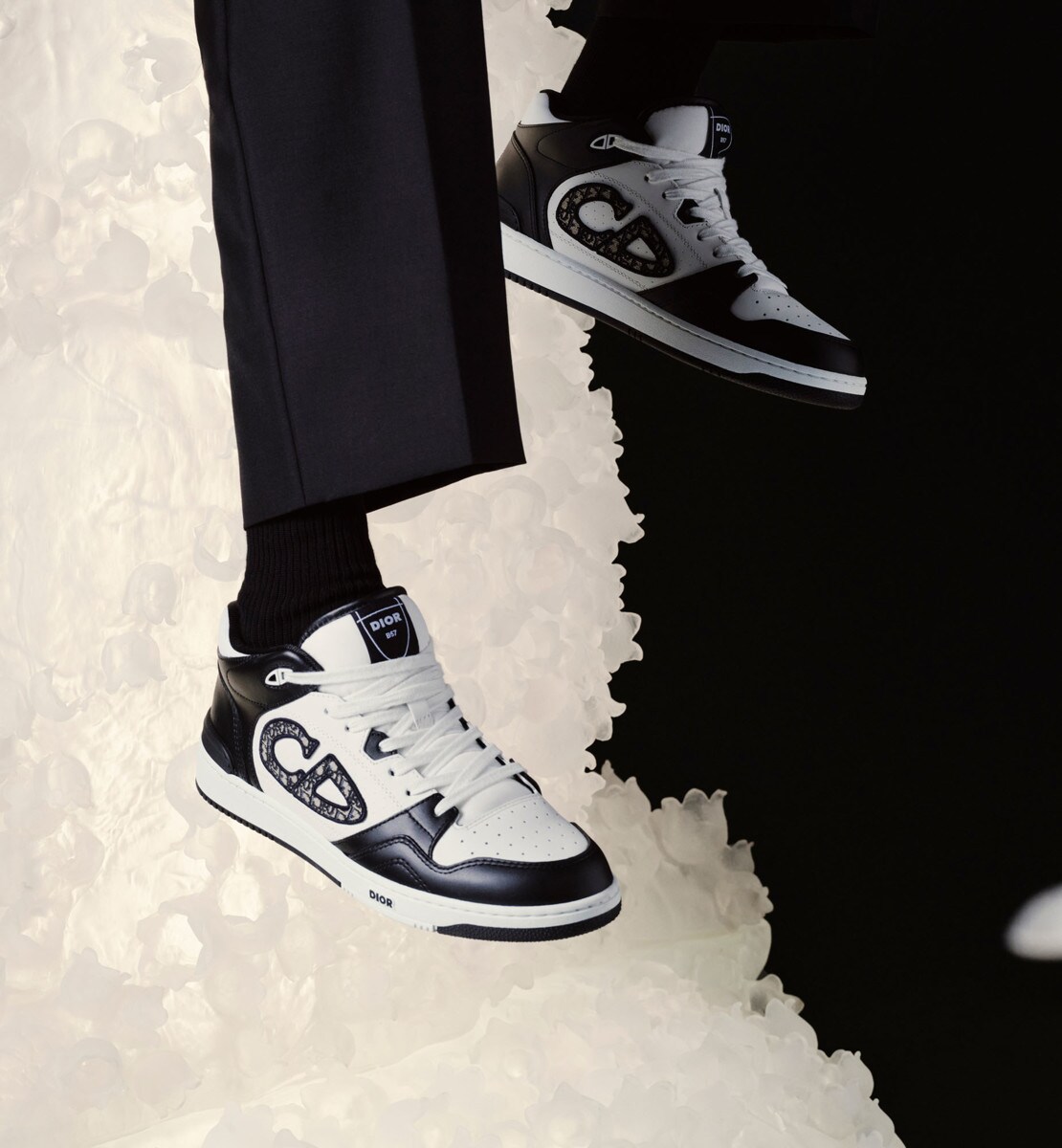 Sneaker B57 mi-haute Cuir de veau lisse noir et blanc et toile jacquard Dior Oblique beige et noir