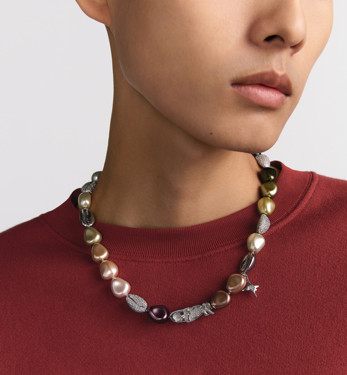 Collier DIOR AND LEWIS HAMILTON Cabochons en cristal multicolore, laiton argenté et cristaux blancs
