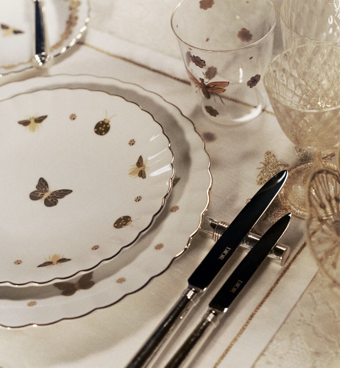 Assiette à dîner Bal des Abeilles, or
