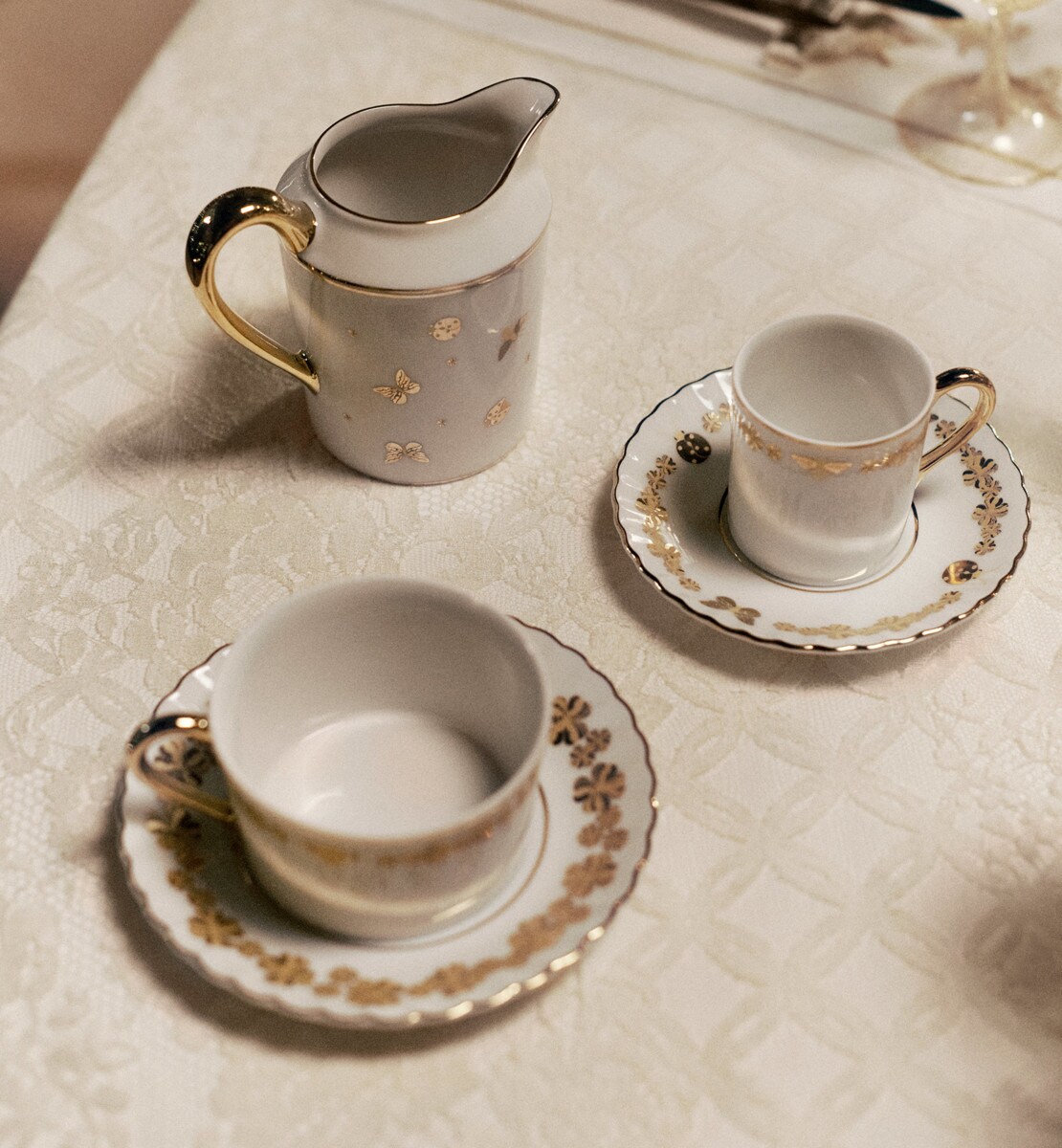 Tasse à thé Bal des Abeilles, or