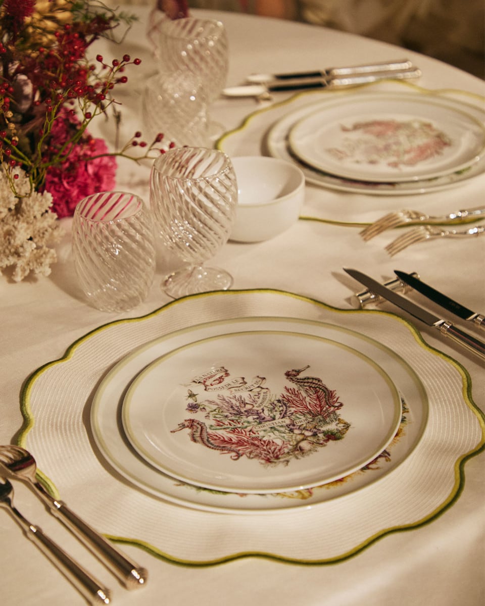 Assiette à dessert Porcelaine de Limoges blanche à motif Dior Cabinet de la Mer multicolore