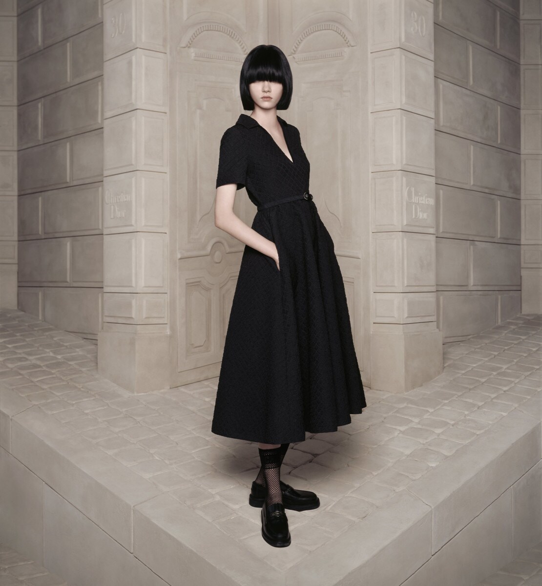 Robe ceinturée mi-longue Tissu technique cloqué noir mat