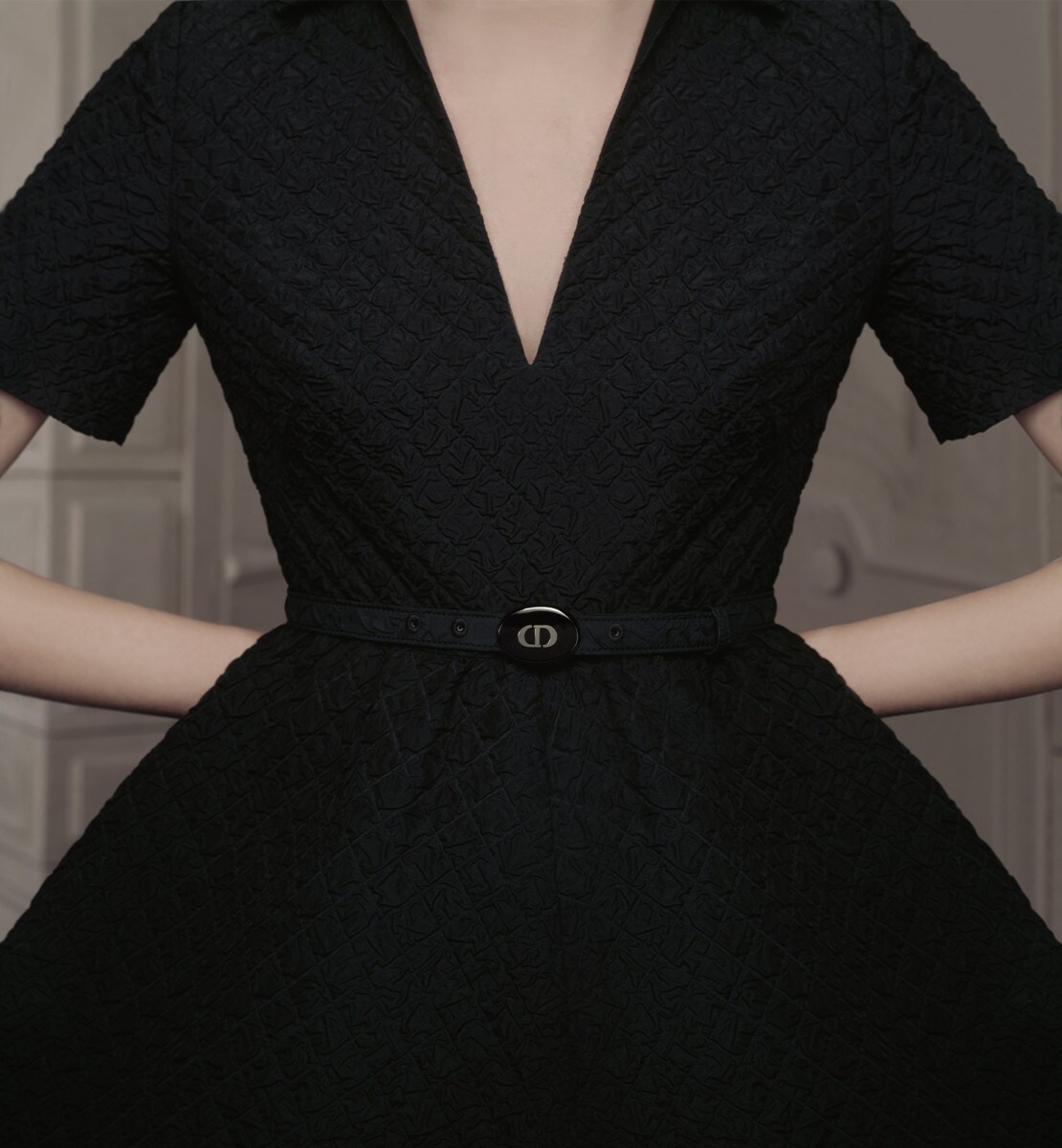 Robe ceinturée mi-longue Tissu technique cloqué noir mat