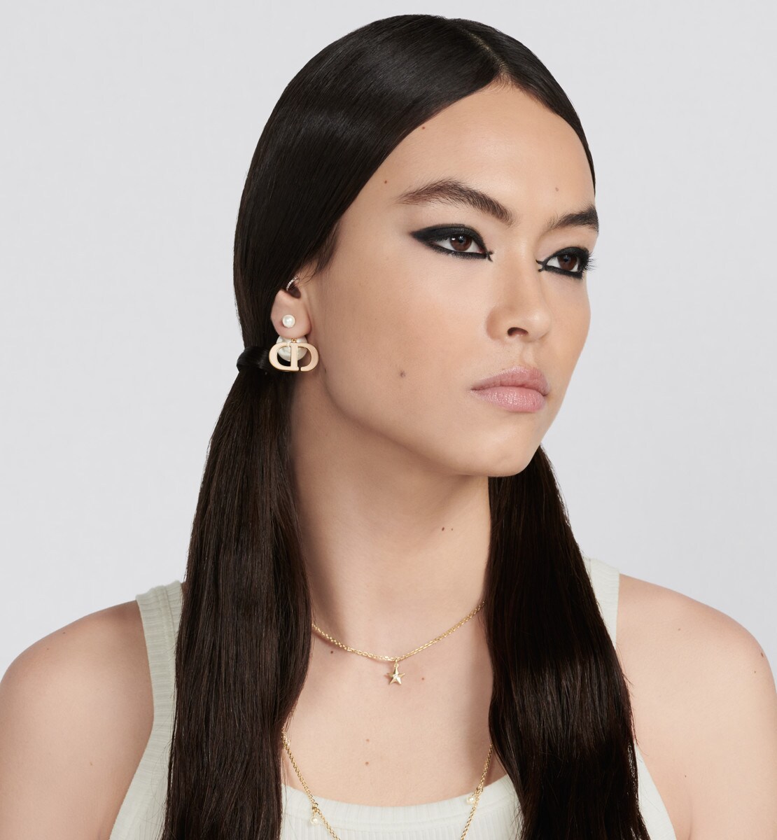 Boucles d'oreilles Dior Tribales Métal finition dorée, perles en résine blanche et laque rose Sand
