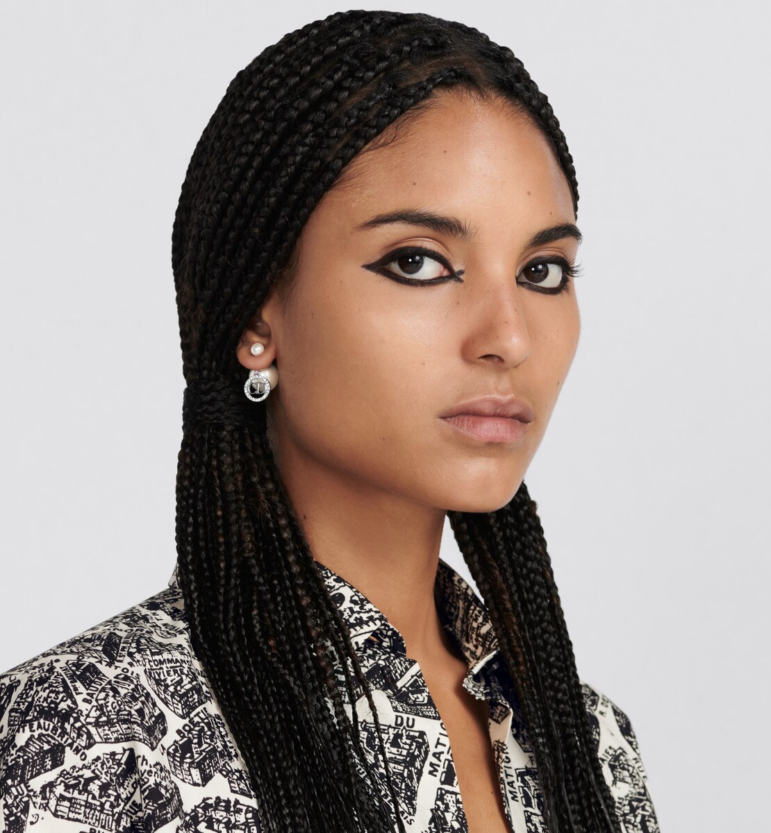 Boucles d'oreilles Dior Tribales Métal finition argentée, perles en résine blanche et cristaux argentés