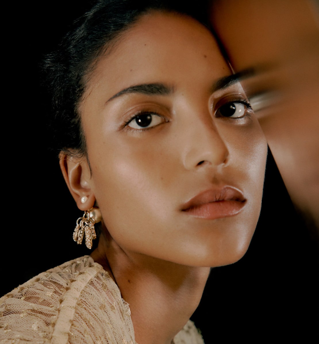 Boucle d'oreille Dior Tribales Métal finition dorée, perles en résine blanche et cristaux argentés