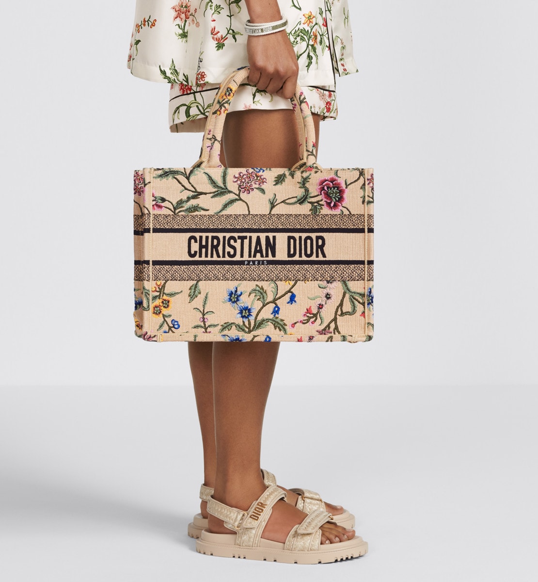 Sac Dior Book Tote Medium Raphia brodé Dior Petites Fleurs couleur naturel multicolore