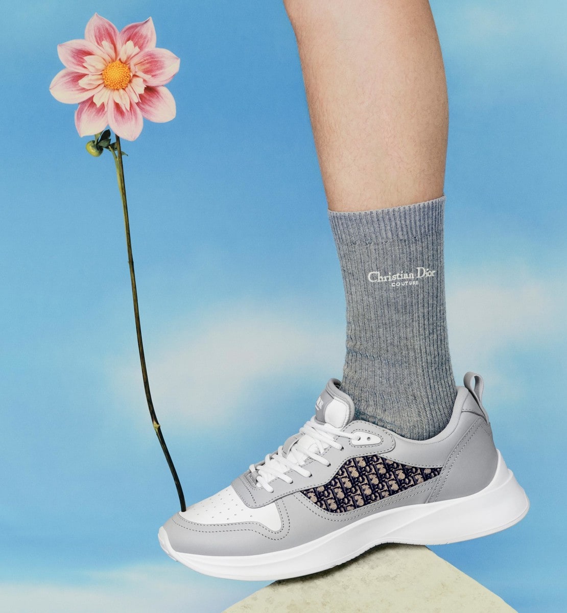Sneaker B25 Runner Cuir de veau lisse gris Dior et blanc et toile jacquard Dior Oblique beige et noir
