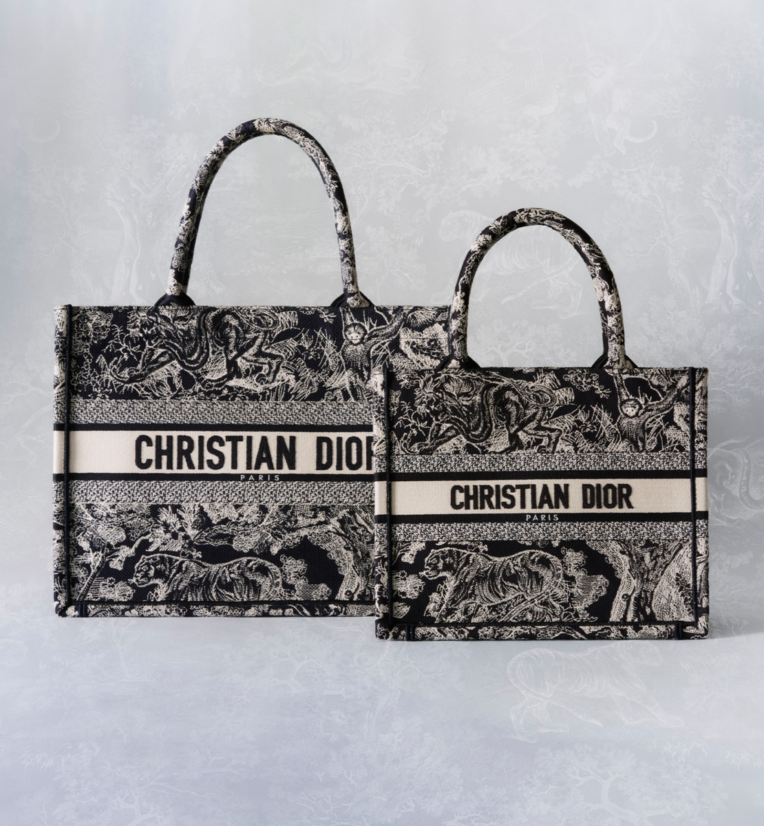 Sac Dior Book Tote Medium Broderie Toile de Jouy Reverse bleue et écrue