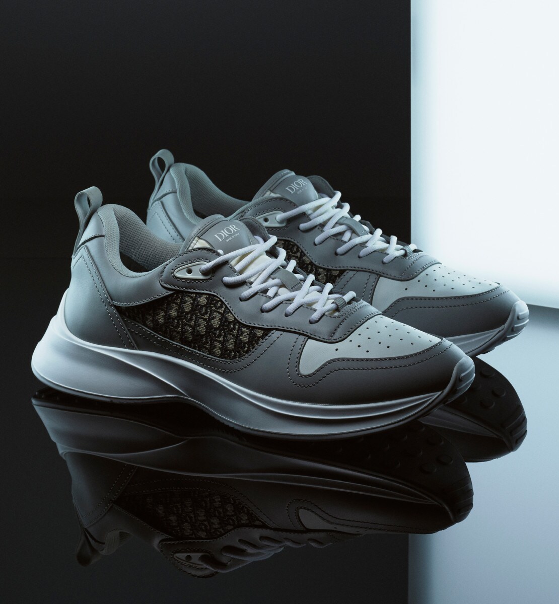 Sneaker B25 Runner Cuir de veau lisse gris Dior et blanc et toile jacquard Dior Oblique beige et noir
