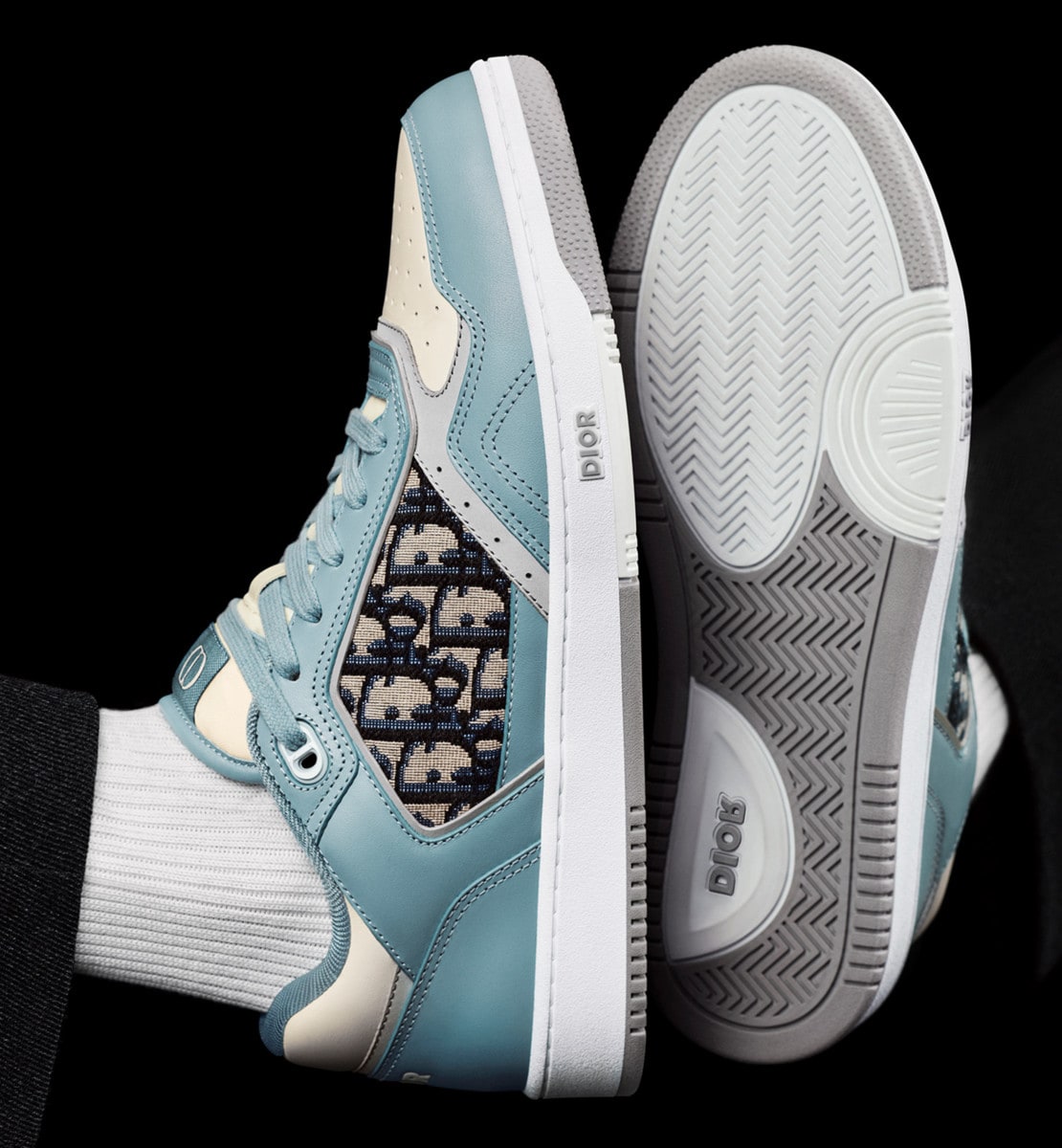 Sneaker B27 basse Cuir de veau lisse bleu clair et crème et toile jacquard Dior Oblique beige et noir