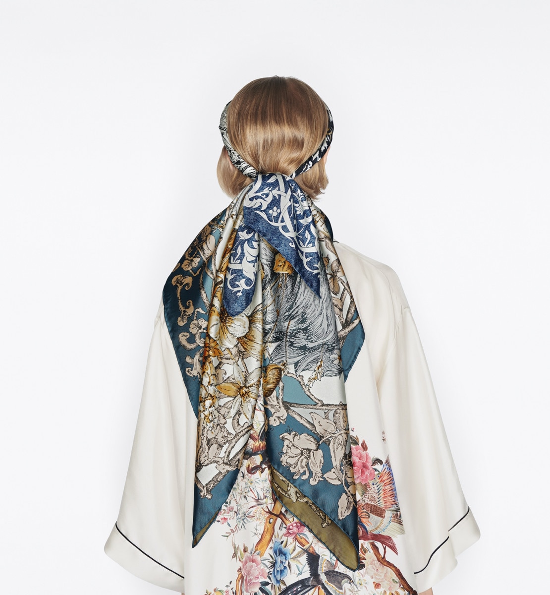 Carré Tarot La Force Twill de soie bleu marine et couleur noisette