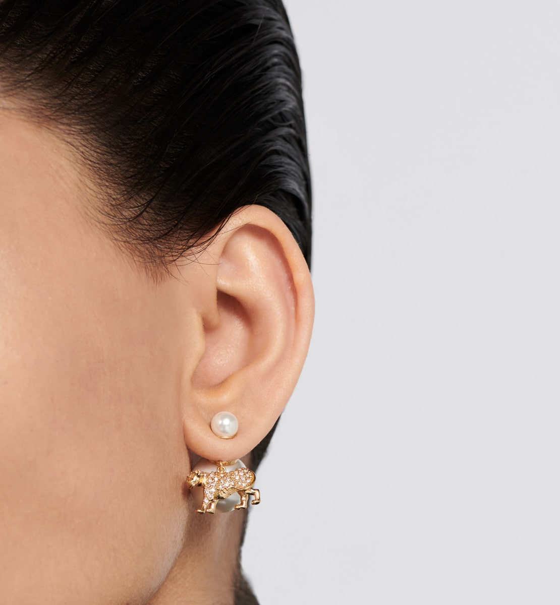 Boucles d'oreilles Dior Tribales Métal finition dorée, perles en résine blanche et cristaux argentés
