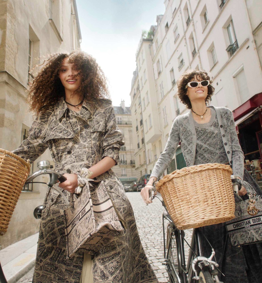 Sac Dior Book Tote Small Broderie Plan de Paris beige et noire